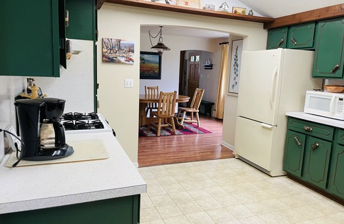 Roscommon House | Spacious 2200 Sq Ft- 3 bedroom/3 bathroom house in downtown Roscommon