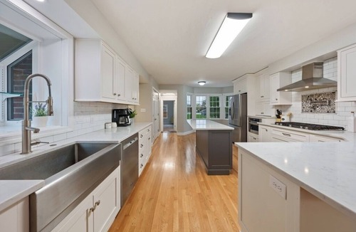 Jackson House | Spacious 6- Bedroom Beautifully Updated Farmhouse Convenient Private Yard Arcade