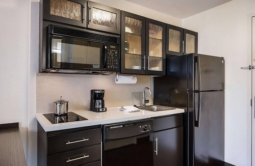 Libertyville Hotel | Spacious Budget-friendly Room w/Kitchenette Ideal for Extended or Short Stays