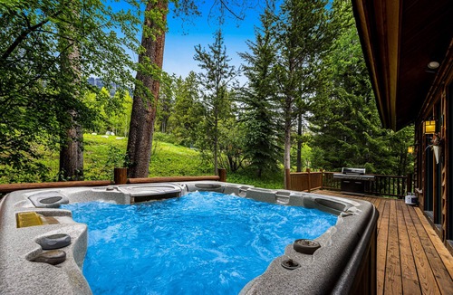Granite Ridge House | Spacious Cozy Cabin w/Deck, Private Hot Tub, Grill - Amazing In-Village Locale