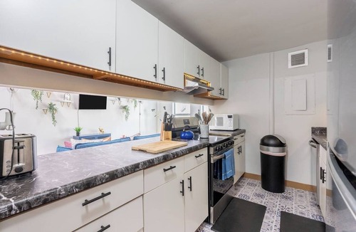 Printers Row Apartment | Spacious Downtown Penthouse | vintage, balcony&gym