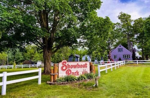 Chesaning House | Spacious Good-Value Accommodation! Free Parking, Pets Are Welcome!