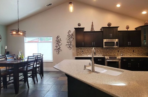 Medford House | Spacious home with pool nestled in the foothills of RoxyAnn.