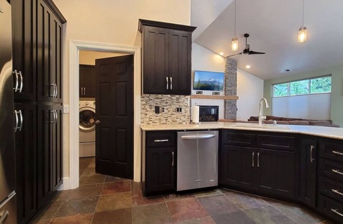 Medford House | Spacious home with pool nestled in the foothills of RoxyAnn.
