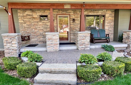 Prudenville House | Spacious Retreat w Lake access Jacuzzi tub
