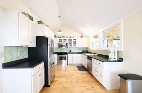 Harpswell House | Spacious single-story cottage with ocean views, large screen porch, and a quiet location.
