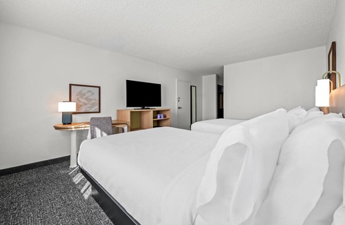 Beachwood Hotel | Spark by Hilton Cleveland Beachwood