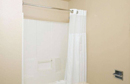 McMinnville Hotel | Standard Queen Room | Free Parking and Access to Indoor Pool