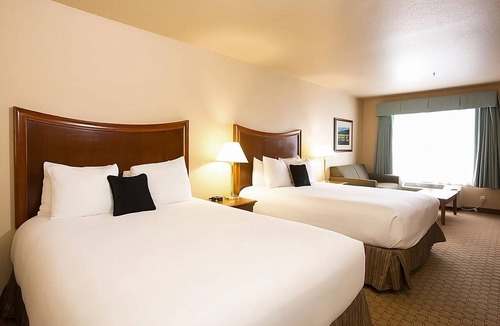 McMinnville Hotel | Standard Queen Room | Free Parking and Access to Indoor Pool