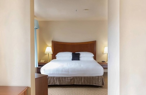 McMinnville Hotel | Standard Queen Room | Free Parking and Access to Indoor Pool