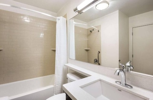 Libertyville House | Stay in Style at this Hotel: Your Home in Chicago's Suburbs! 2 Family-friendly Suites!