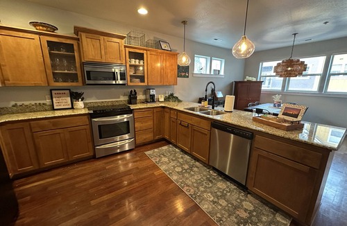 Jacksonville House | Stay in the heart of historic Jacksonville at Selah House. Walk to Britt Festival, restaurants, wine tasting, shops, and downtown in minutes. Features luxury Saatva mattresses, a spa-like primary suite, garage parking, and a covered balcony.