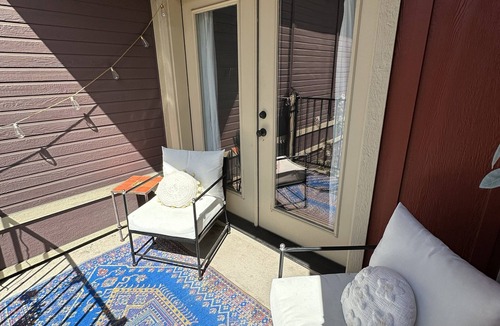 Jacksonville House | Stay in the heart of historic Jacksonville at Selah House. Walk to Britt Festival, restaurants, wine tasting, shops, and downtown in minutes. Features luxury Saatva mattresses, a spa-like primary suite, garage parking, and a covered balcony.