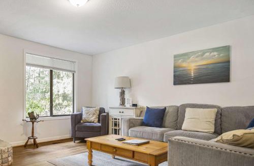 Rockaway Beach House | #StayInMyDistrict Cozy Rockaway Beach Cottage