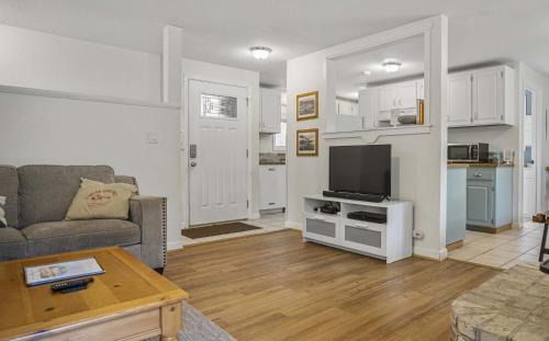 Rockaway Beach House | #StayInMyDistrict Cozy Rockaway Beach Cottage