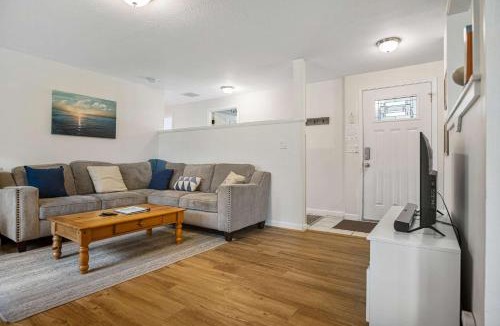 Rockaway Beach House | #StayInMyDistrict Cozy Rockaway Beach Cottage