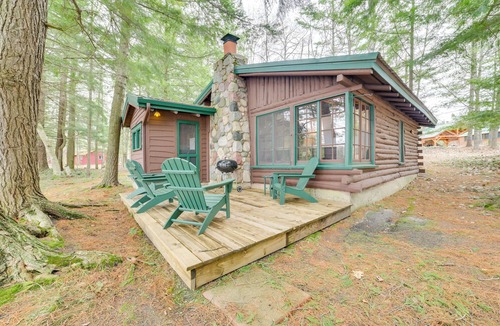 Levering Cabin | Steps to Beach: Lake Cabin Retreat in Levering!
