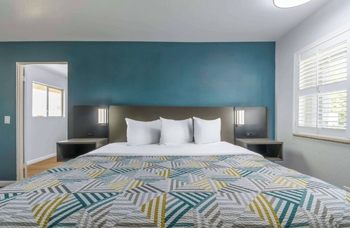Madera Hotel | Studio 6 Suites Madera, California - Yosemite