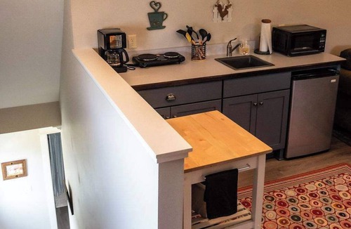 Hingham Apartment | Studio near Kettle Moraine Forest-hikers paradise!