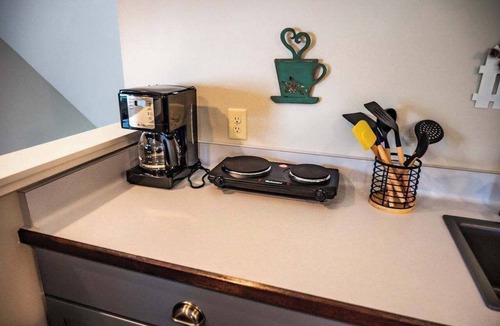 Hingham Apartment | Studio near Kettle Moraine Forest-hikers paradise!
