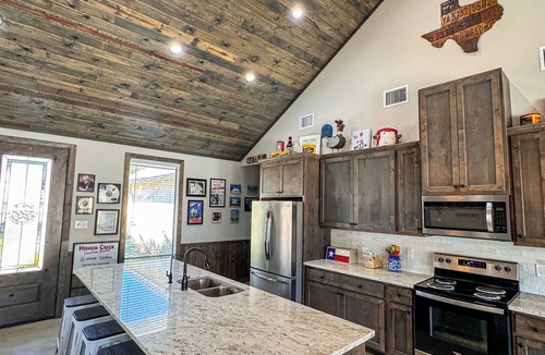 Sabinal House | Stunning 6 Bedroom vacation home with pool & hot tub 5 minutes from Frio River!
