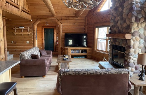 Nekoosa Cabin | Stunning Lake Petenwell Log Home Near Sand Valley Golf