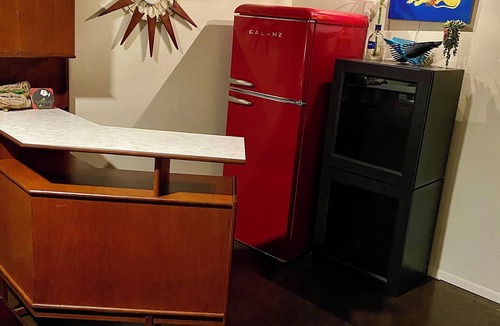 Sunnyside House | Stunning Mountain-View Mid Century Home w/hi-def theater, deck, parking