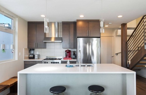 East Queen Anne Villa | Stunning Queen Anne Hill Haven: Rooftop Lake Views!