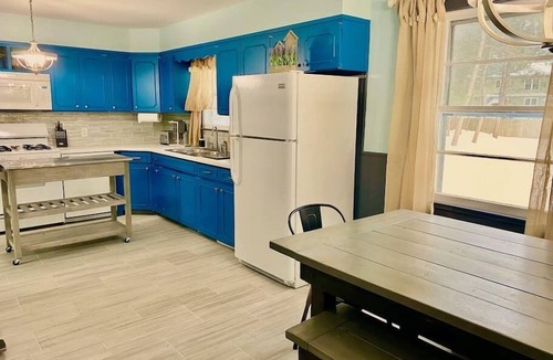 Schenectady House | Stylish Farmhouse Retreat|3Bedroom Rustic Elegance
