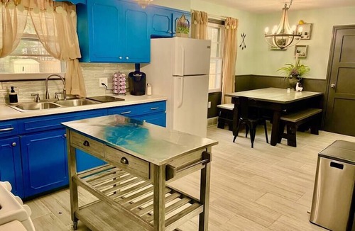 Schenectady House | Stylish Farmhouse Retreat|3Bedroom Rustic Elegance