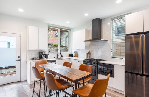 Wallingford House | Stylish Townhouse Near Seattle Attractions with EV Charger