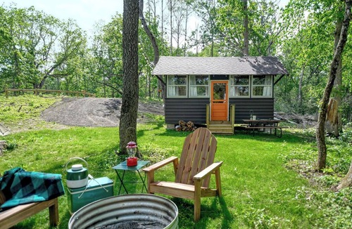 East Troy Cabin | Sun View - Antique Scout Cabin Suite