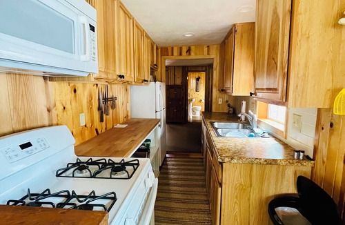 Shawano House | Sunny Cottage - real cabin feel- pets welcome!
