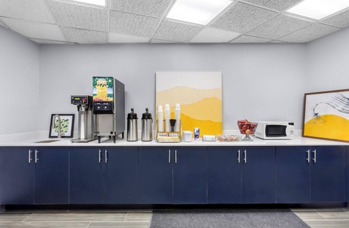 Rogers Park Hotel | Super 8 by Wyndham Chicago IL