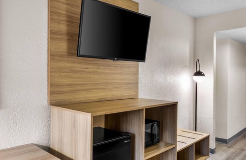 Rogers Park Hotel | Super 8 by Wyndham Chicago IL