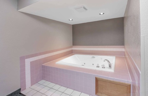 Ionia Hotel | Super 8 by Wyndham Ionia MI
