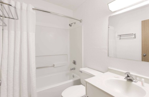 Mundelein Hotel | Super 8 by Wyndham Mundelein/Libertyville Area