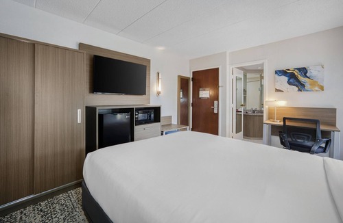 Lombard Hotel | SureStay Plus Hotel by Best Western Chicago Lombard