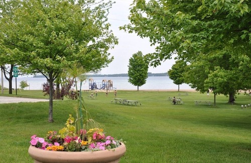 Suttons Bay Apartment | Suttons Bay-across from Marina Park/Beach/By wineries, Brewery/Beautiful Sunrise