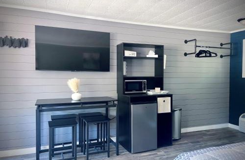 Roscommon Apartment | TeePee Room 12-Newly Renovated