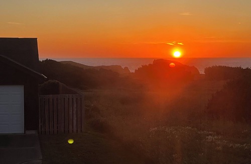 Bandon House | That 70s Beach House Retreat 1 block from Ocean