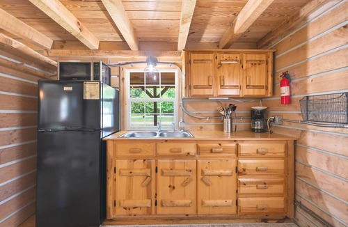 Harbert Cabin | The Acorn Cabin | Firepit | Nature | Pet-Friendly
