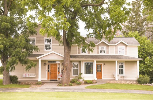Frankenmuth House | The Best of Both Worlds.Cozy House Close to Downtown with country charm.