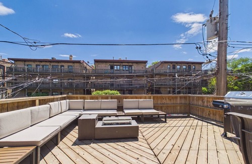 Wrigleyville Apartment | The Dakin Estate: 4BR Art Deco speakeasy duplex in Wrigleyville, 5 min from Wrigley Field. Designed for groups, it blends curated interiors, elevated finishes, and entertainment-focused spaces for Cubs games, concerts, and Chicago nightlife.