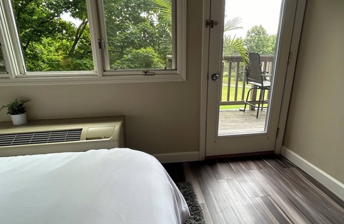 Acme Condo | "The Fairway" by Graced-Stays | Golf Course Condo