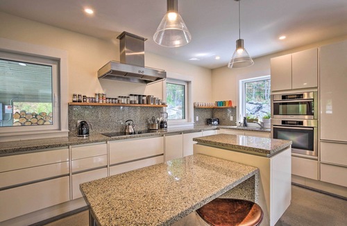 Garrison House | 'The Glabin’: Garrison Gem w/Hot Tub & Fire Pit