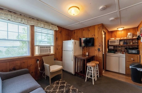 Weirs Beach Cabin | The Lakeview Cottage 16