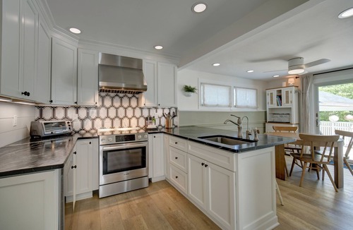 Chagrin Falls House | The May House - Walk to Chagrin Falls + Hot Tub