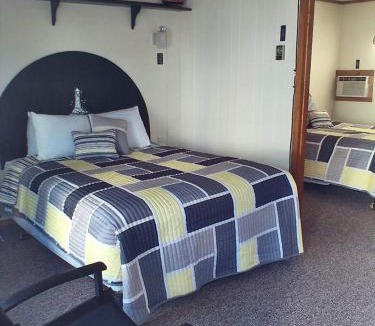 Cheboygan Hotel | The Monarch Motel