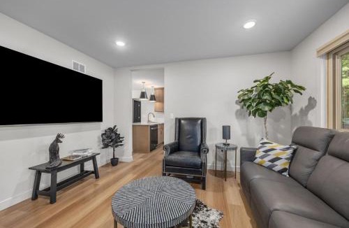 Saugatuck House | The Pines – Modern, Pet-Friendly Retreat Steps from Wedding Venue | Hot Tub & Bike Trail Access